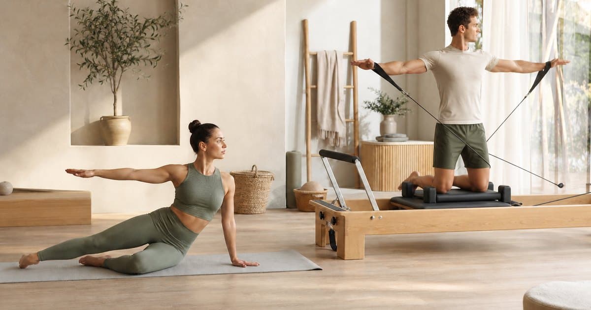 Confronto visivo tra un allenamento Pilates Matwork su tappetino e uno su macchinario Reformer.
